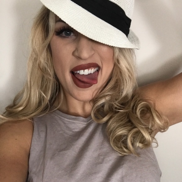 Meet your Posher, Kayla - Picture 1 of 3